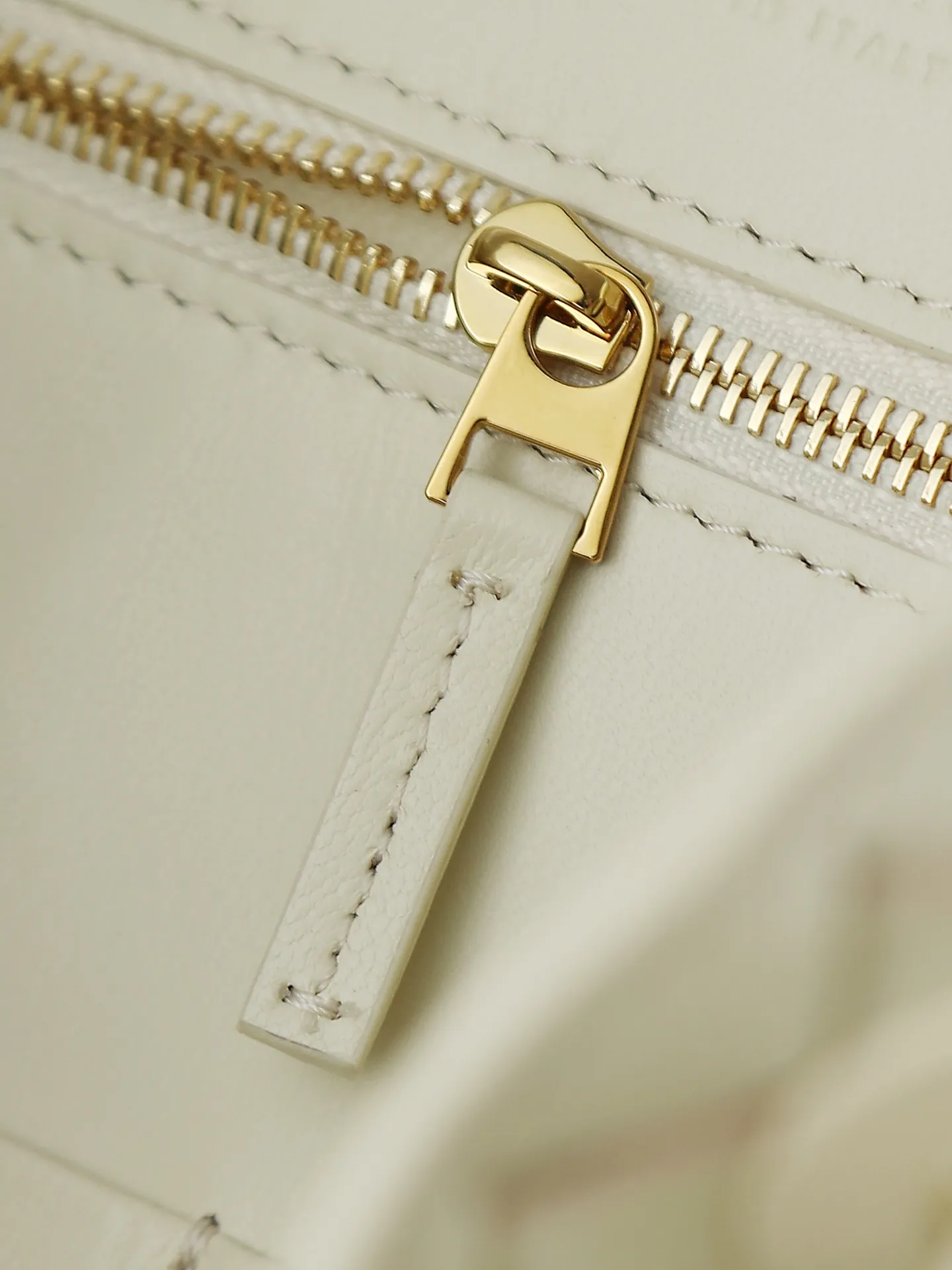 1550. Andiamo is shipping‼ ️Really popular🔥The new Andiamo woven handbag launched by Bottega Veneta this season is really popular all over the world! ! Celebrities at home and abroad have worn it, and Oscar-winning actress Michelle Yeoh has taken it out on the street. Song Jia, Trai Yala, Yu Feihong, Sanji Ayaka, Rosie Hunting-Whiteley, Yoshioka Riho, etc. have all worn this bag. It is classic and versatile and shows off your temperament, and the bag capacity is also large, which is very convenient for daily commuting! ! A variety of carrying methods, the shoulder straps can be adjusted by yourself, the original lambskin feels soft and delicate, and the unisex style breaks gender boundaries and brings a more practical and longer-lasting use experience. Andiamo, which has both elegant and casual styles, perfectly interprets the true appearance of "fashionable old money style". Style number: 766016 Size: 32*24*12